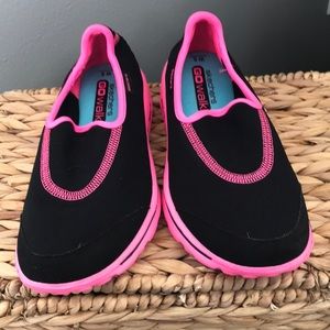 Never Worn! Skechers Go Walk Sz 6